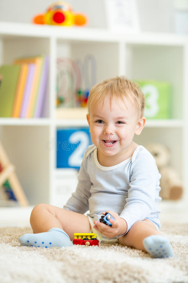 通过与不同IP形象的玩偶互动