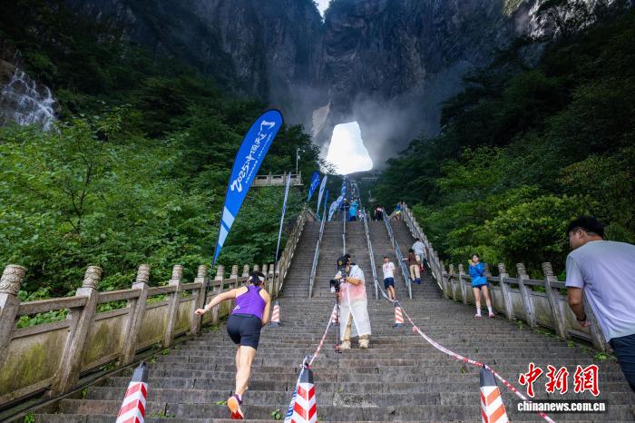 张家界天门山999级天梯巅峰对决：40名选手角逐极