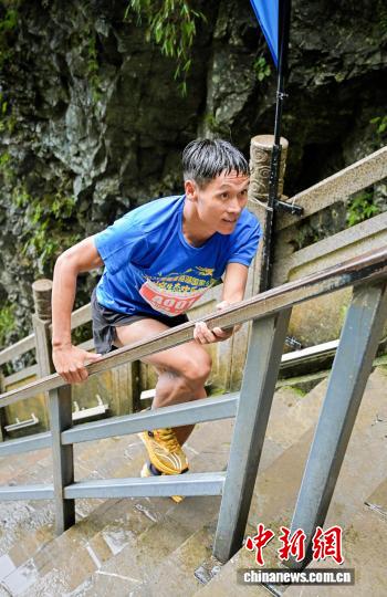 张家界天门山999级天梯巅峰对决：40名选手角逐极