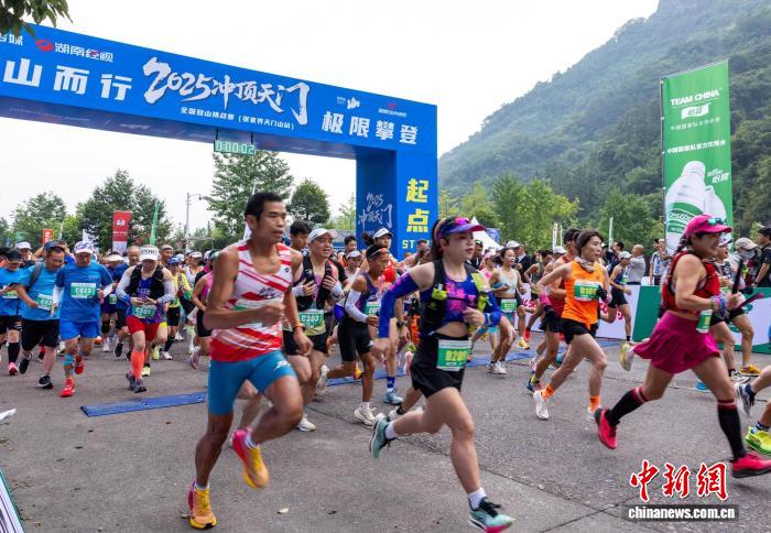 张家界天门山999级天梯巅峰对决：40名选手角逐极