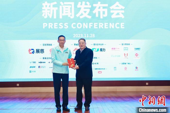 施一公任杭州马拉松形象大使，2023年12月17日开跑