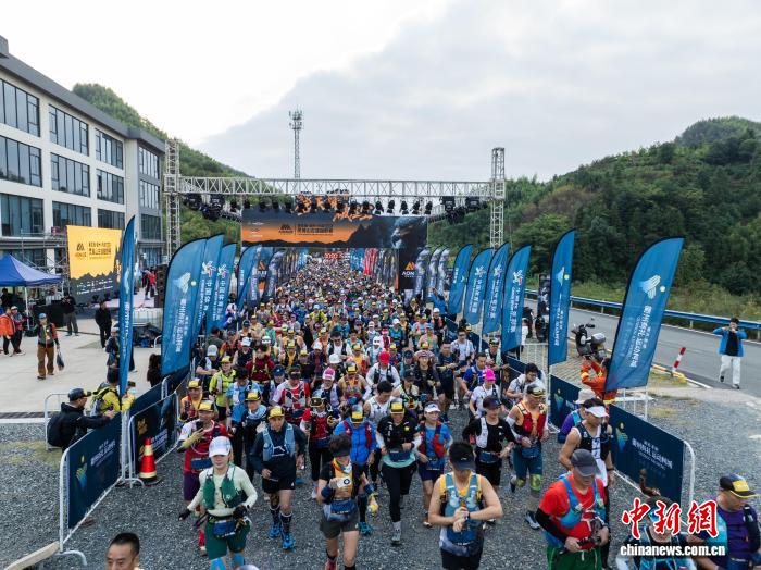 2025灵鹫山古道越野赛开赛 武侠文化与自然风光交