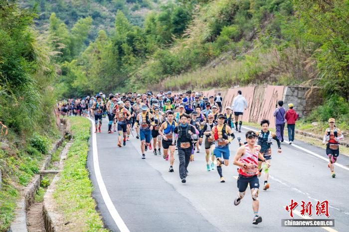 2025灵鹫山古道越野赛开赛 武侠文化与自然风光交