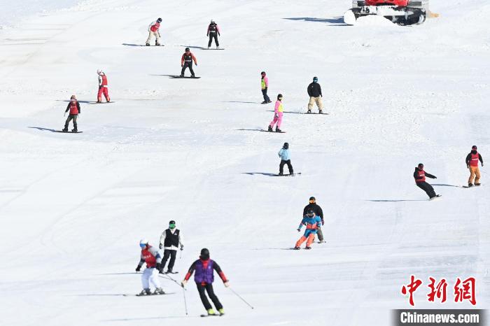 山西省首届冰雪嘉年华在晋中启动 冷资源变身热