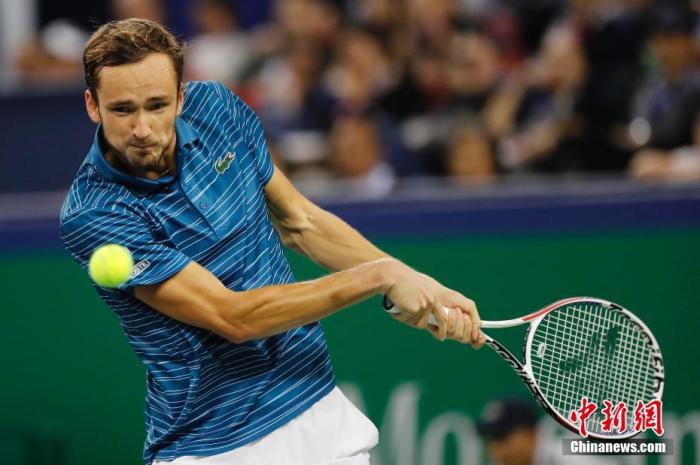 梅德韦杰夫巴黎大师赛逆转小兹维列夫首夺冠军