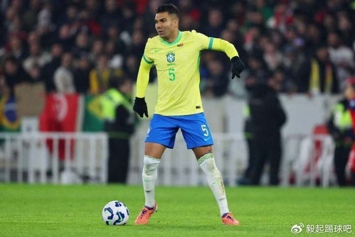 巴西传奇卡洛斯盛赞卡塞米罗：其实力可比2002年