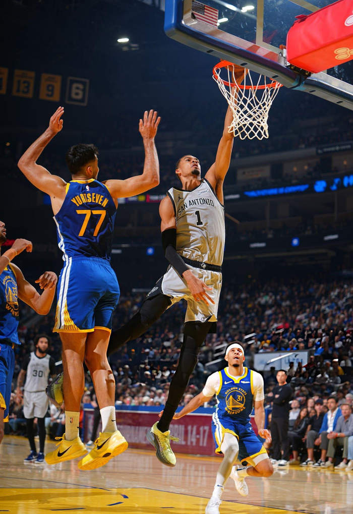 文班亚马41分创马刺队史纪录 马刺客场大胜勇士