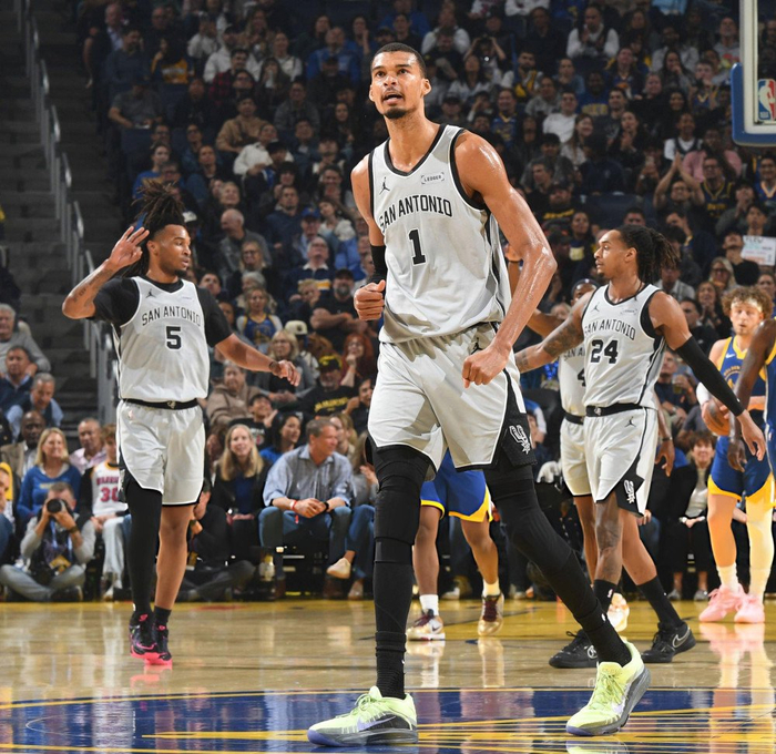 文班亚马41分创马刺队史纪录 马刺客场大胜勇士