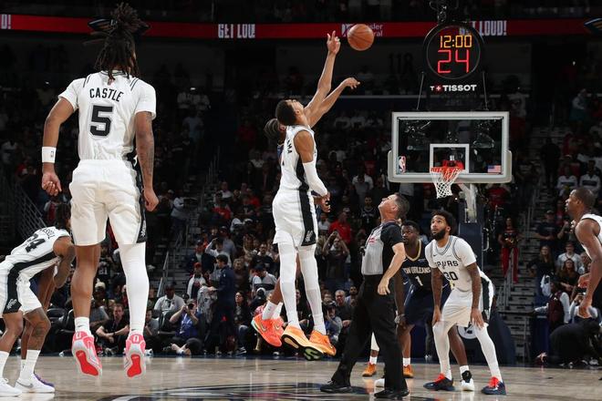 文班亚马爆发助马刺重返季后赛 首战力克开拓者