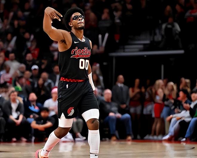 文班亚马爆发助马刺重返季后赛 首战力克开拓者