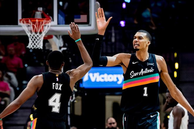 文班亚马爆发助马刺重返季后赛 首战力克开拓者