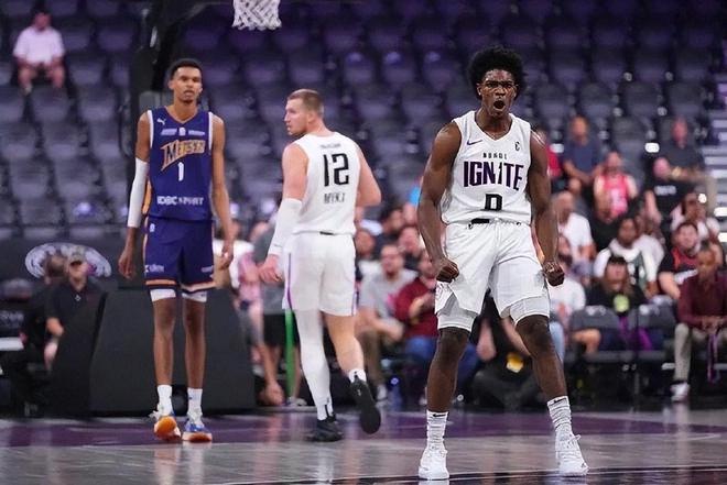 文班亚马爆发助马刺重返季后赛 首战力克开拓者